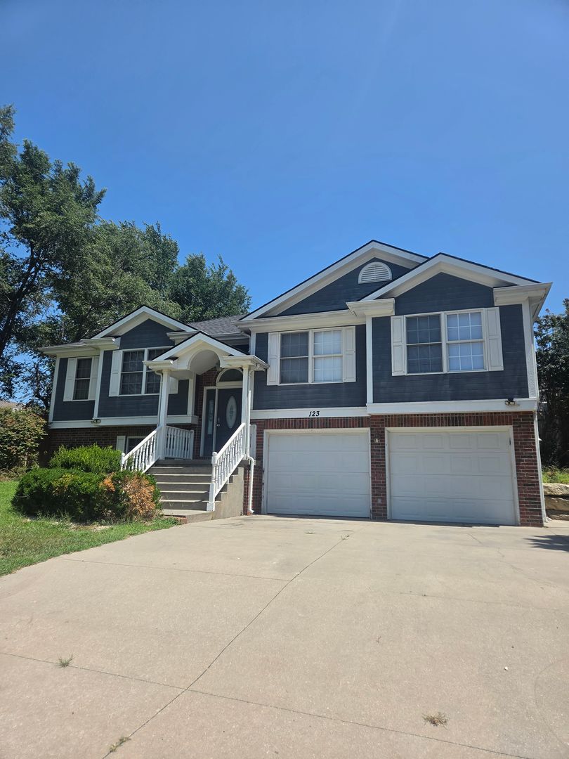 Junction City House: 123 Navajo St