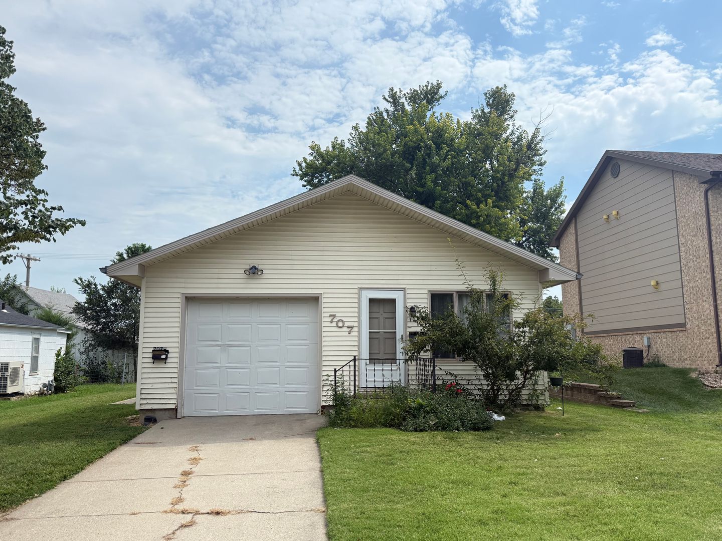 Junction City Apartment: 707 W 8th St