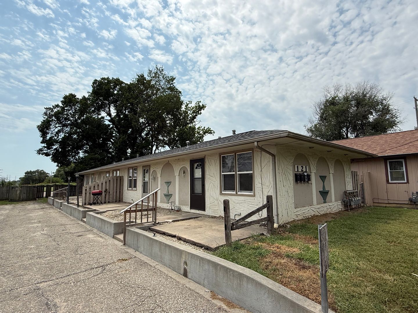 Junction City Apartment: 121 E Vine