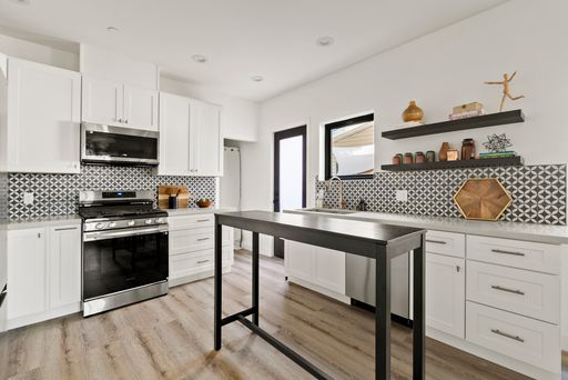 Stunning brand new construction, modern luxury living! Private outdoor space! – photo 1