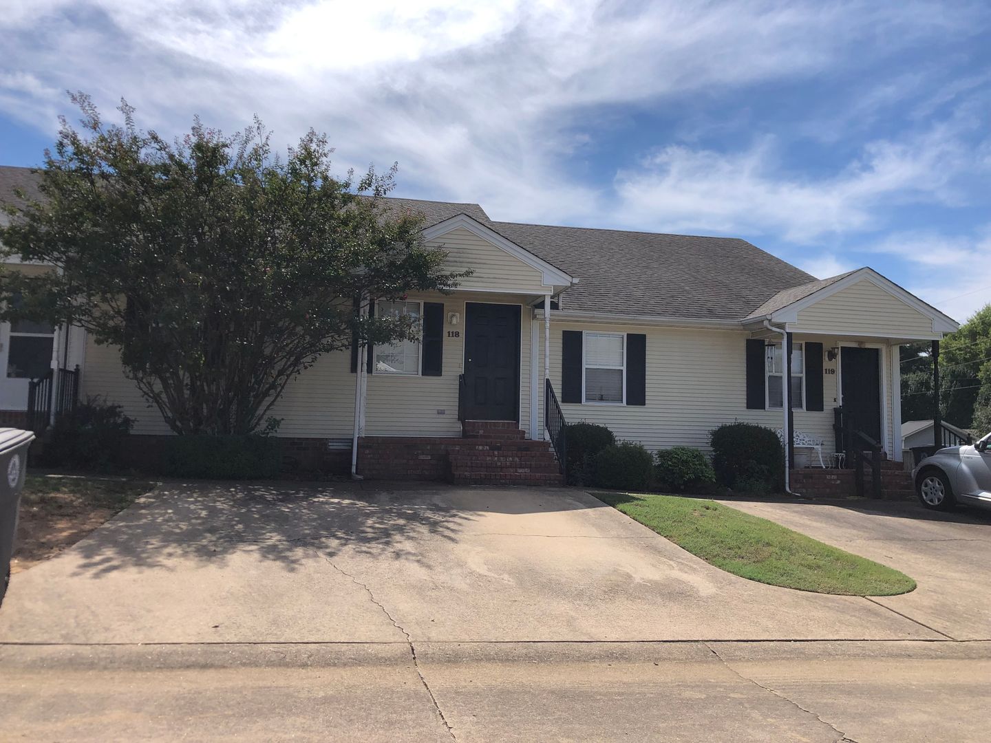 Searcy House: 2910 E Moore Ave