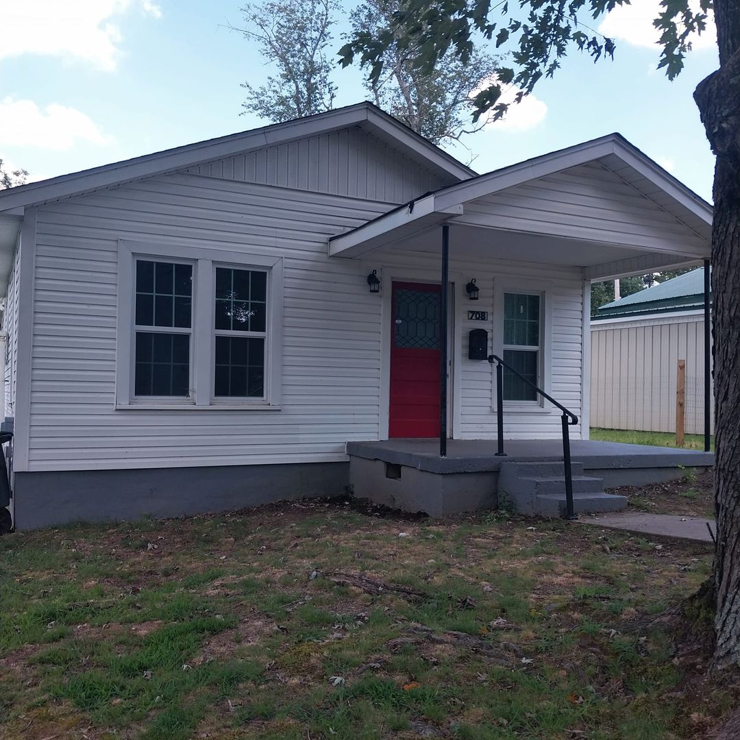 Searcy House: 708 N Sowell