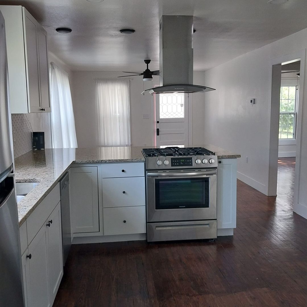 Searcy House: 708 N Sowell