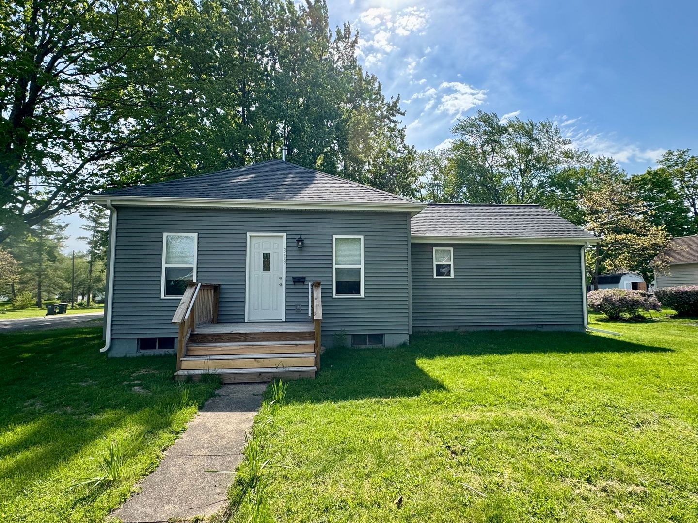 Three Oaks House: 308 N Elm