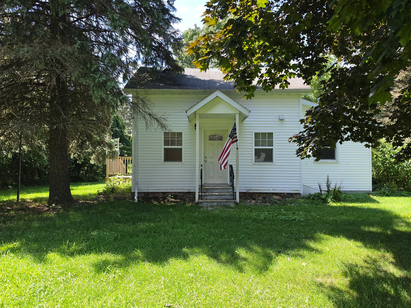 Eau Claire House: 7028 Bailey Road
