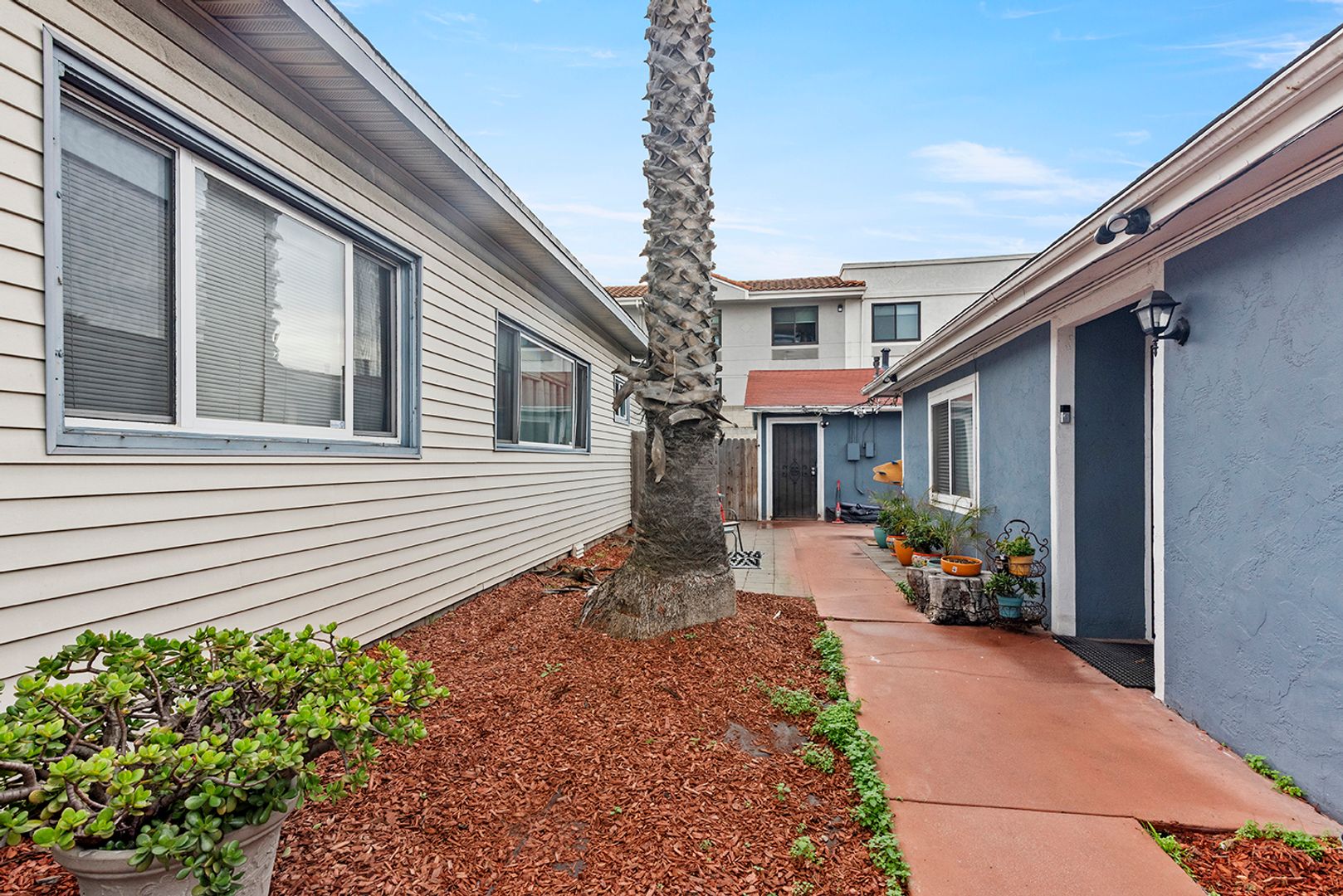 San Diego Apartment: 4025 La Salle St