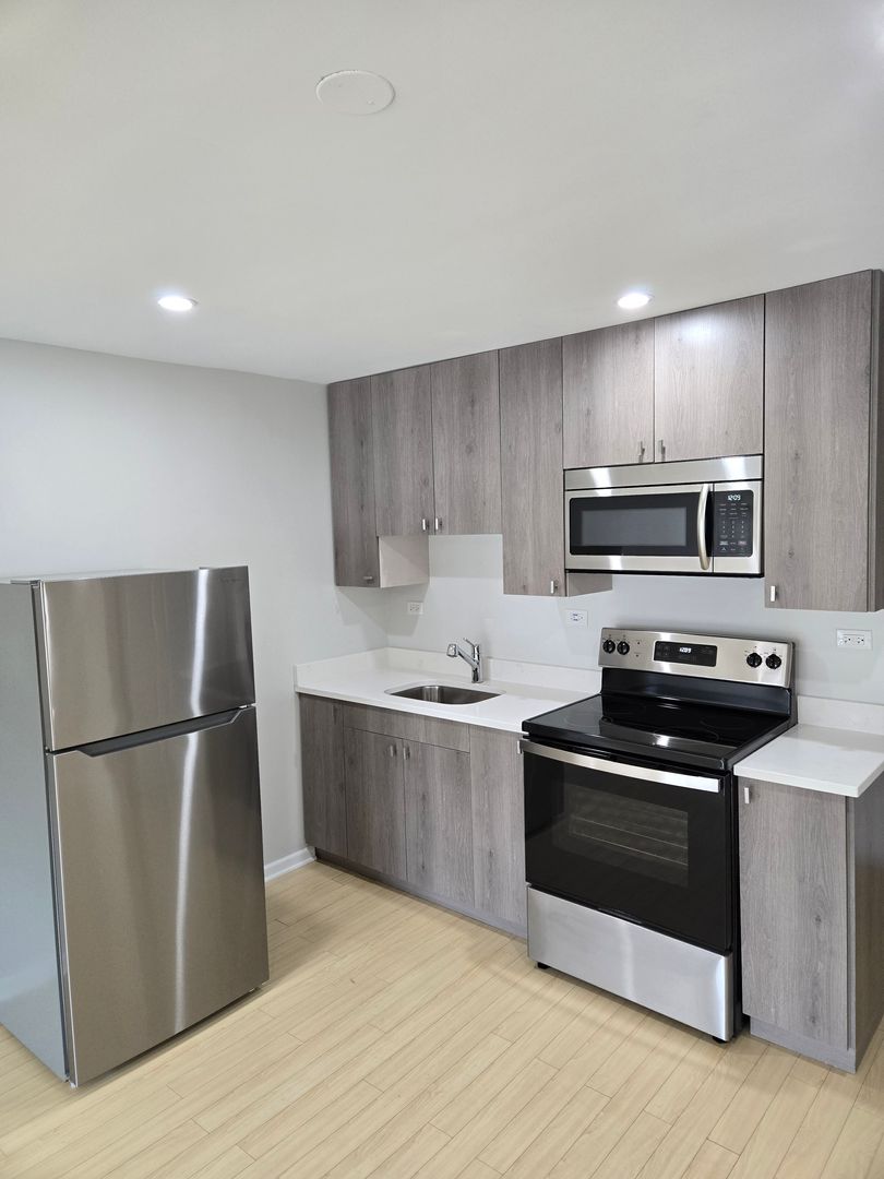 Chicago Apartment: 1917 W 103rd St