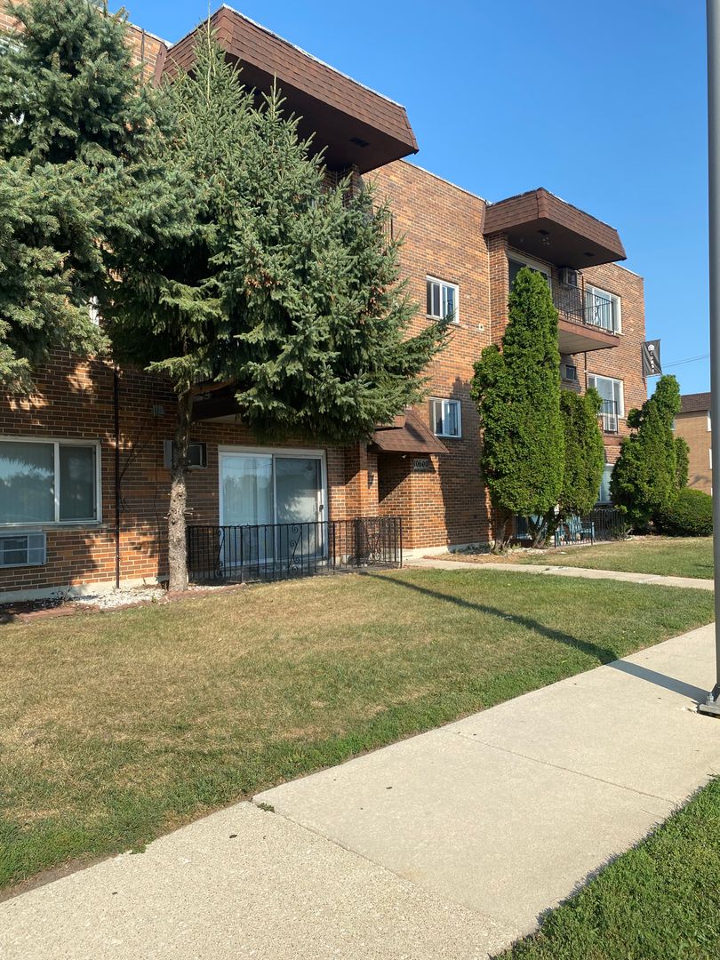 Chicago Ridge Apartment: 10600 Central Ave