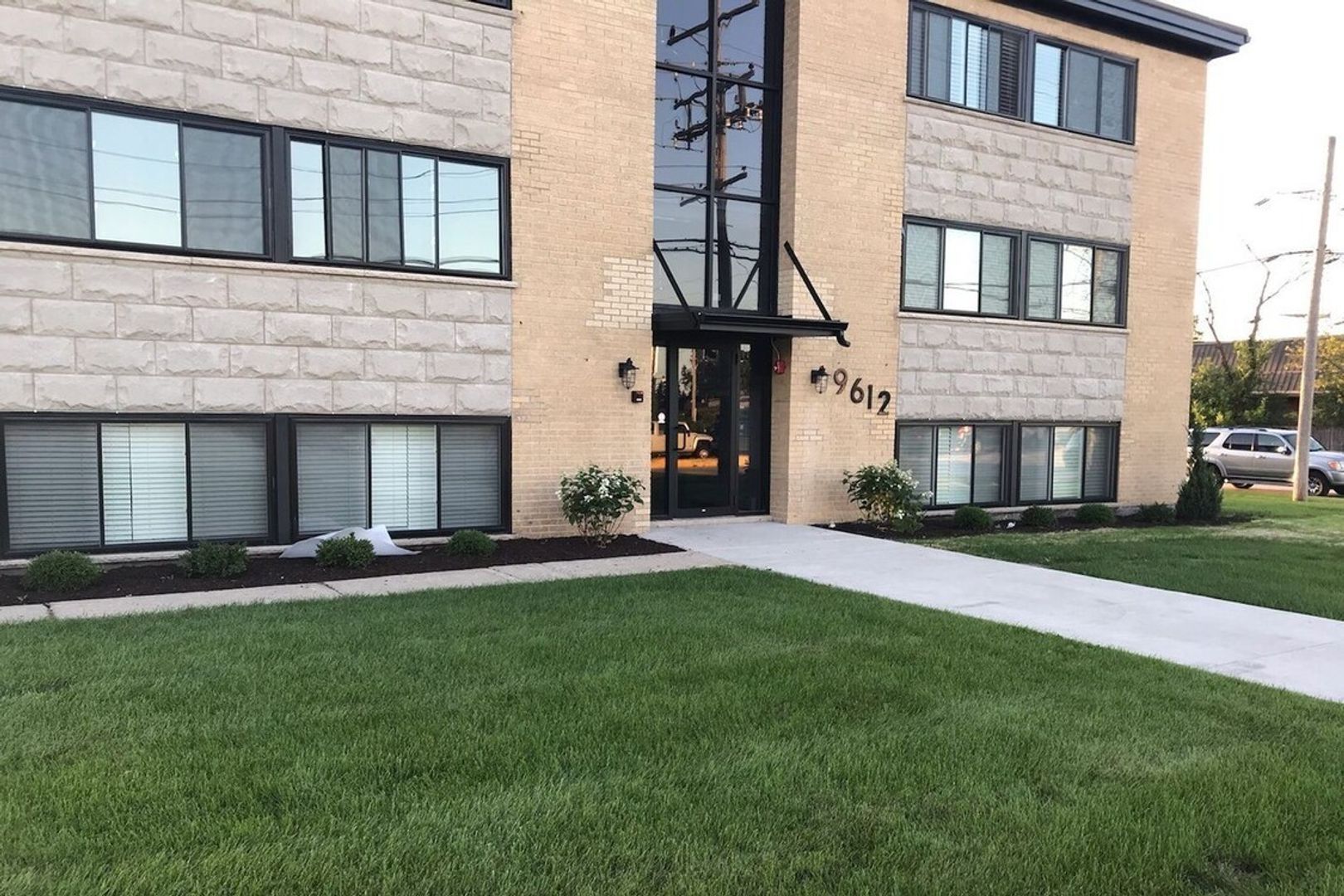 Des Plaines Apartment: 9612 N Greenwood Ave