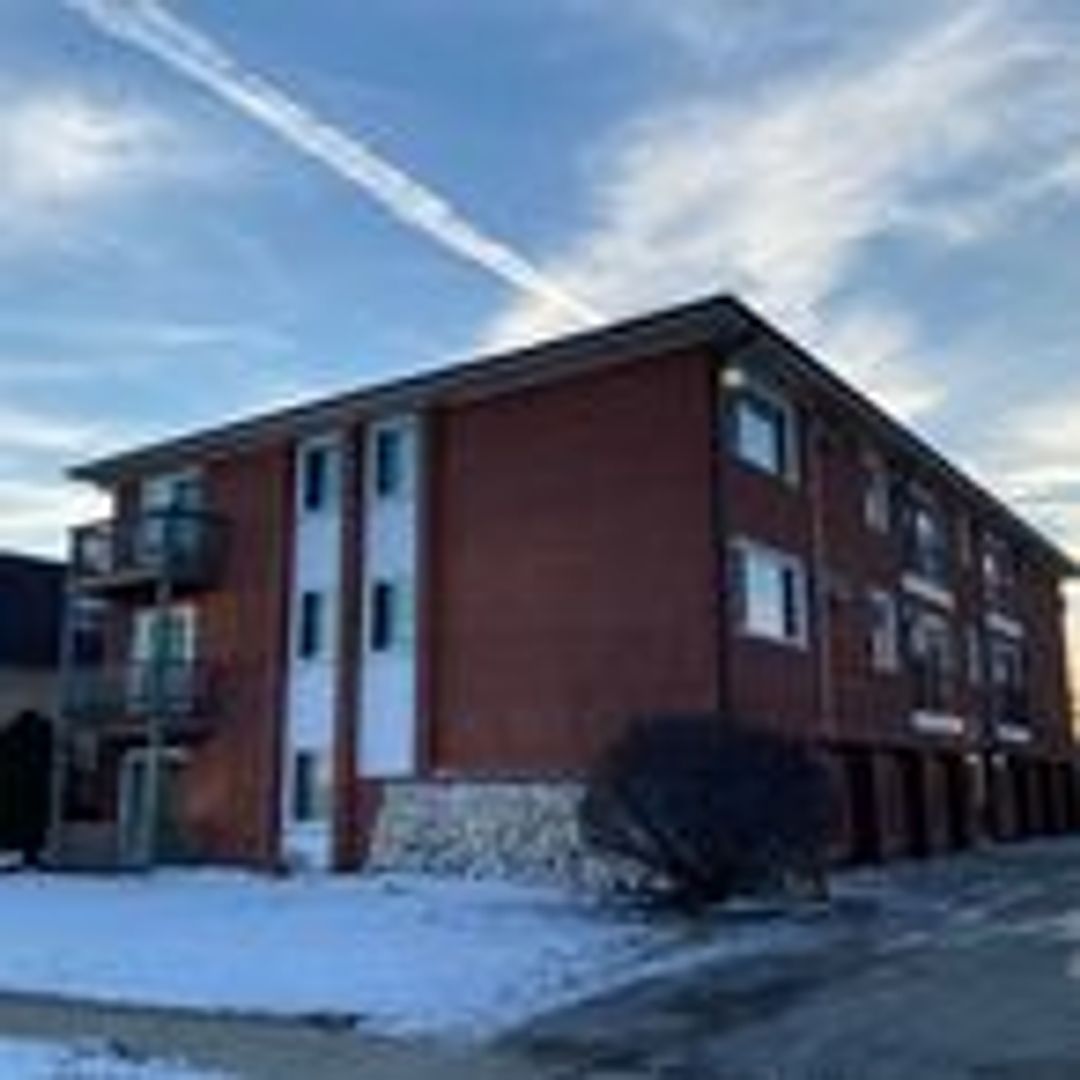 Oak Lawn Apartment: 10430 Mayfield Ave
