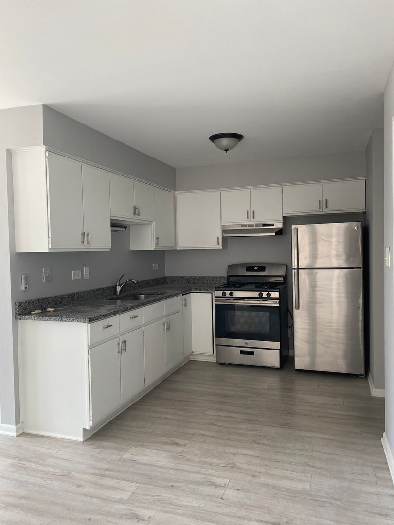 Oak Lawn Apartment: 9841 S Cicero Ave