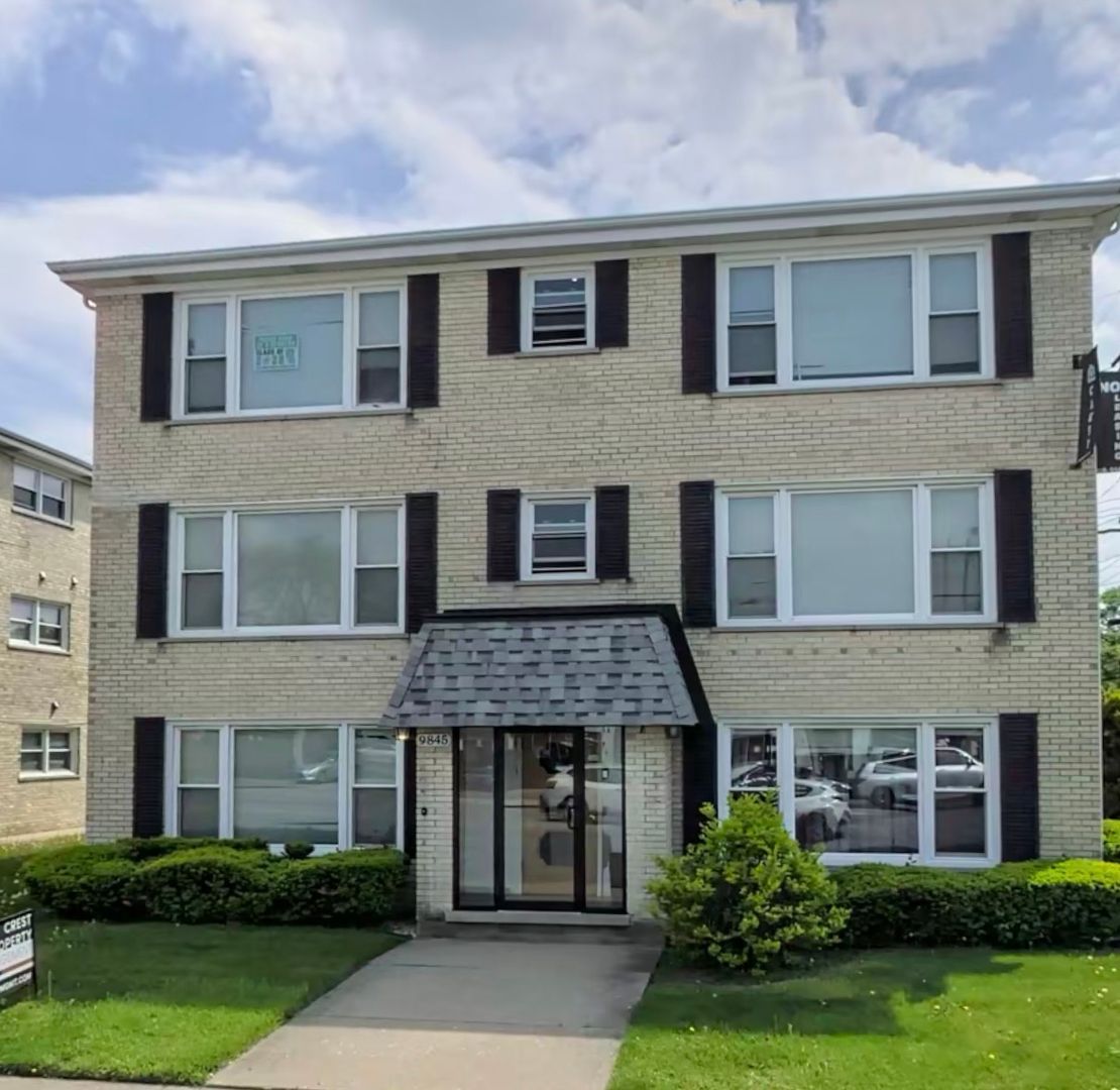 Oak Lawn Apartment: 9845 S Cicero Ave