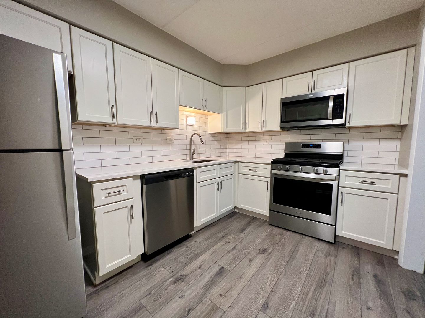Elmhurst Apartment: 170 E Lake St