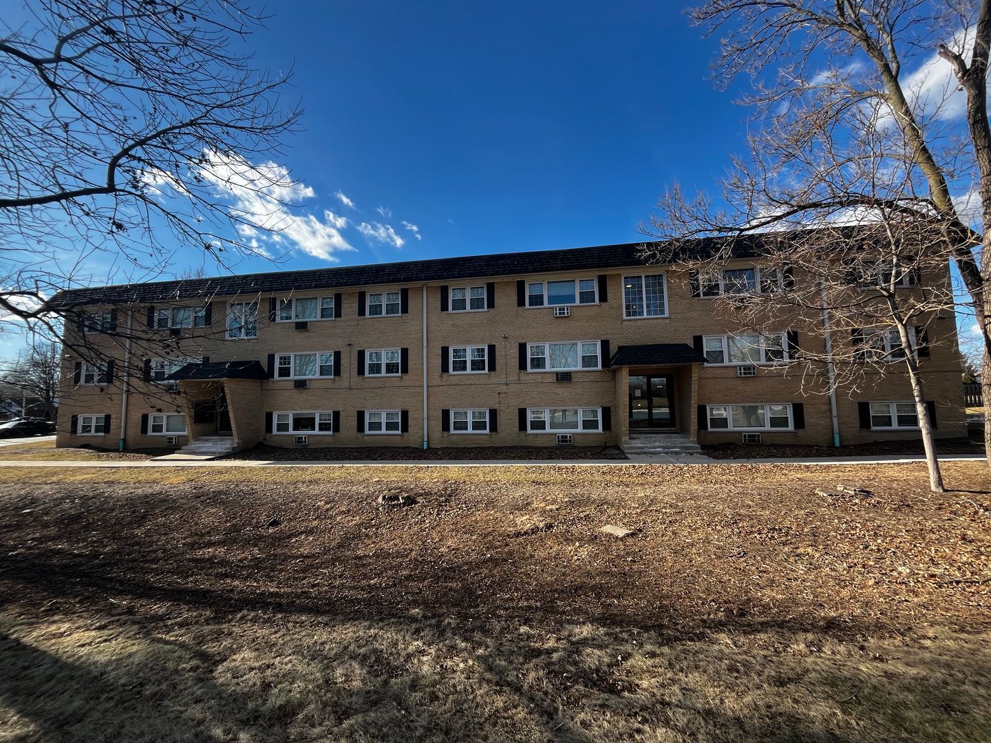 Addison Apartment: 25-27 N. Maple Court