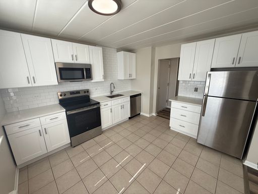 Charming 1-Bed, 1-Bath Corner Unit Apartment in the Heart of Downers Grove
