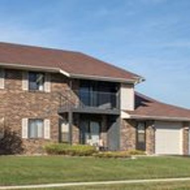 Spacious 2 Bed, 1 Bath Apartment at Cranberry Apartments – Kenosha, WI – photo 1