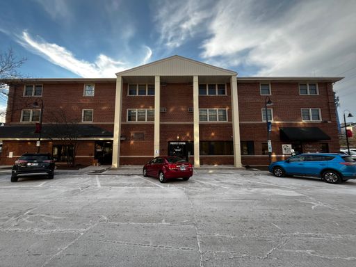 Charming 1-Bedroom, 1-Bathroom Apartment in Clarendon Hills