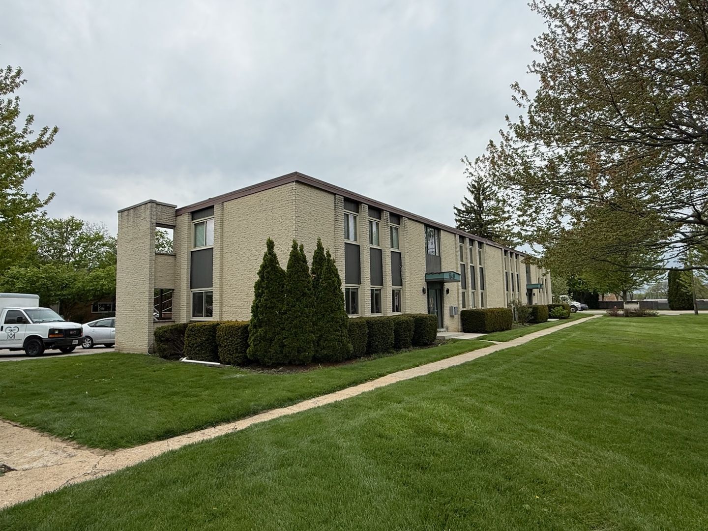 Libertyville Apartment: 633-651 W Park Ave