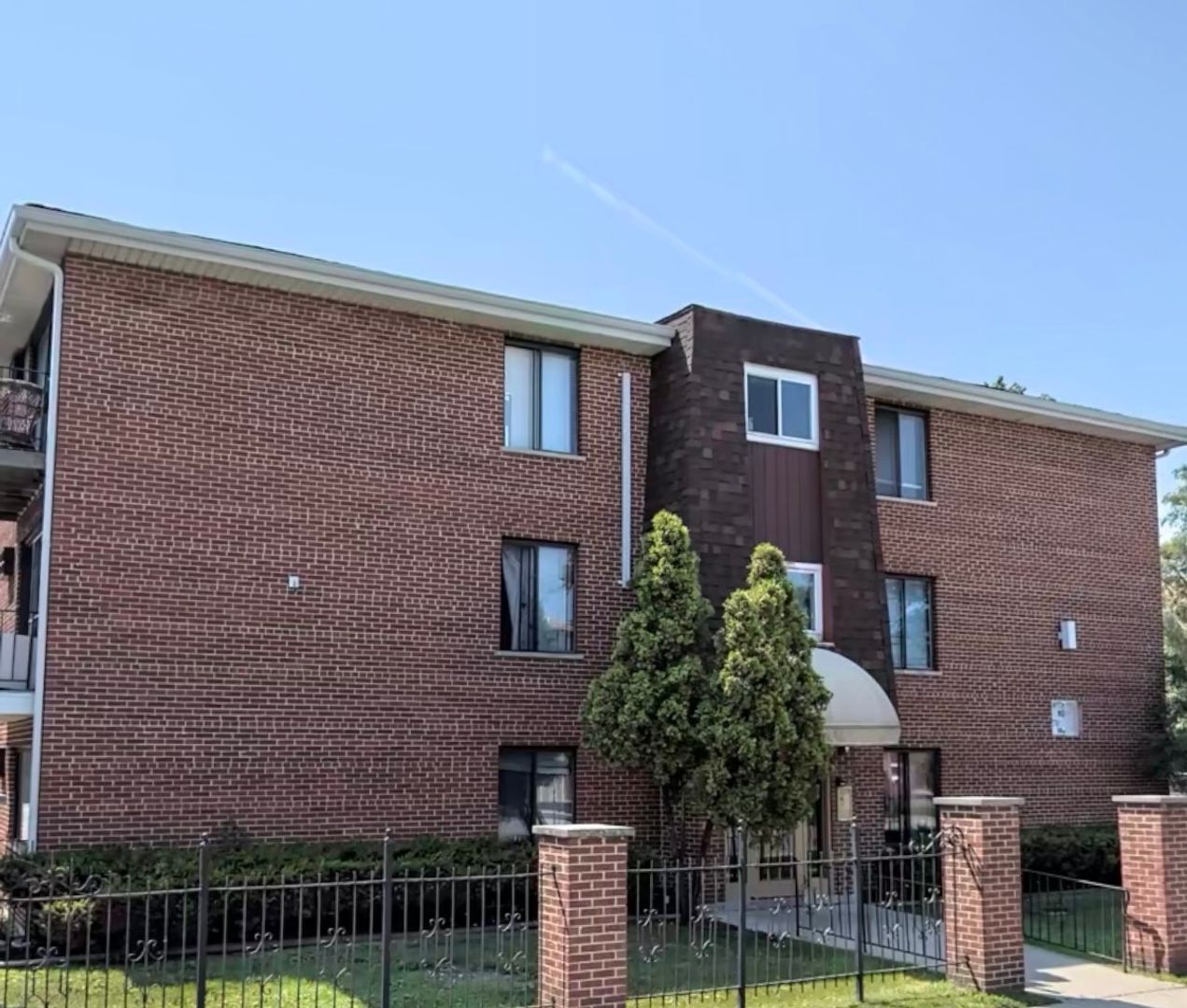 Chicago Ridge Apartment: 9700-02 Nottingham Ave