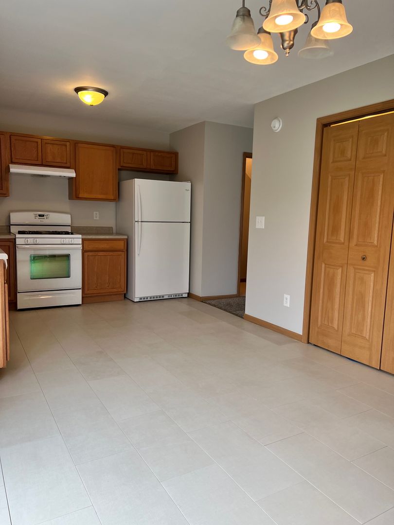 1806 Dainesway Dr Valparaiso, IN 46383