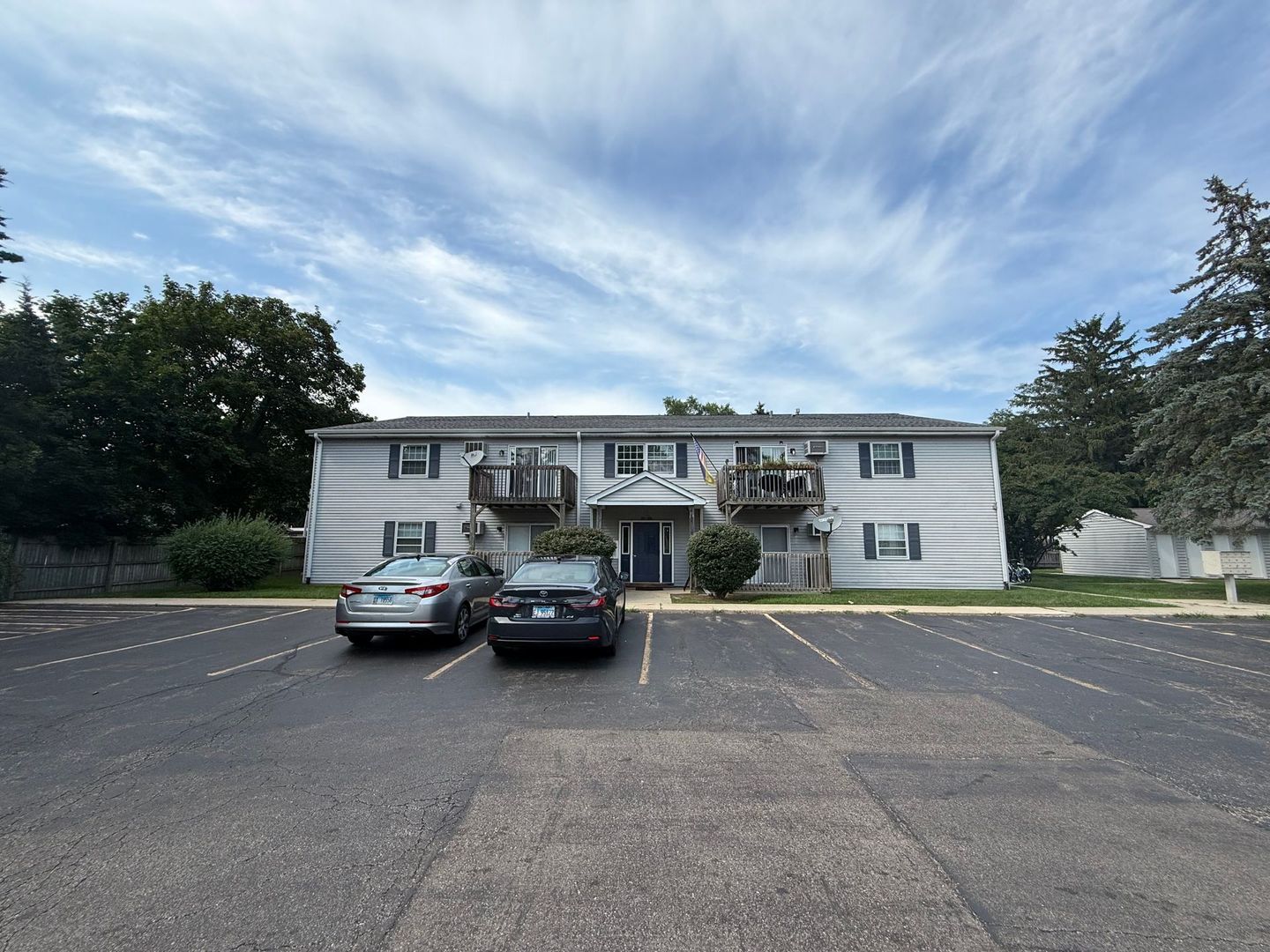 Wauconda Apartment: 524 & 607 S Main St