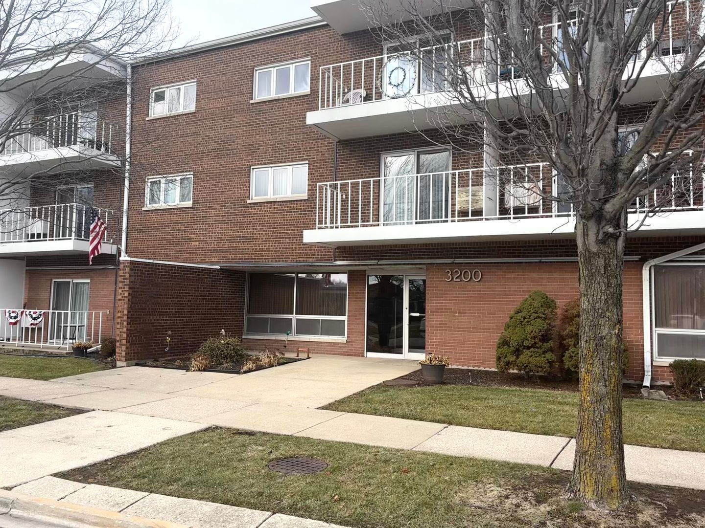 Evergreen Park Apartment: 3200 W 101st St