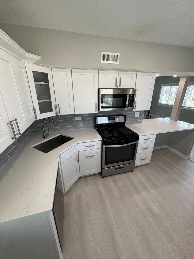 Libertyville Apartment: 633-651 W Park Ave