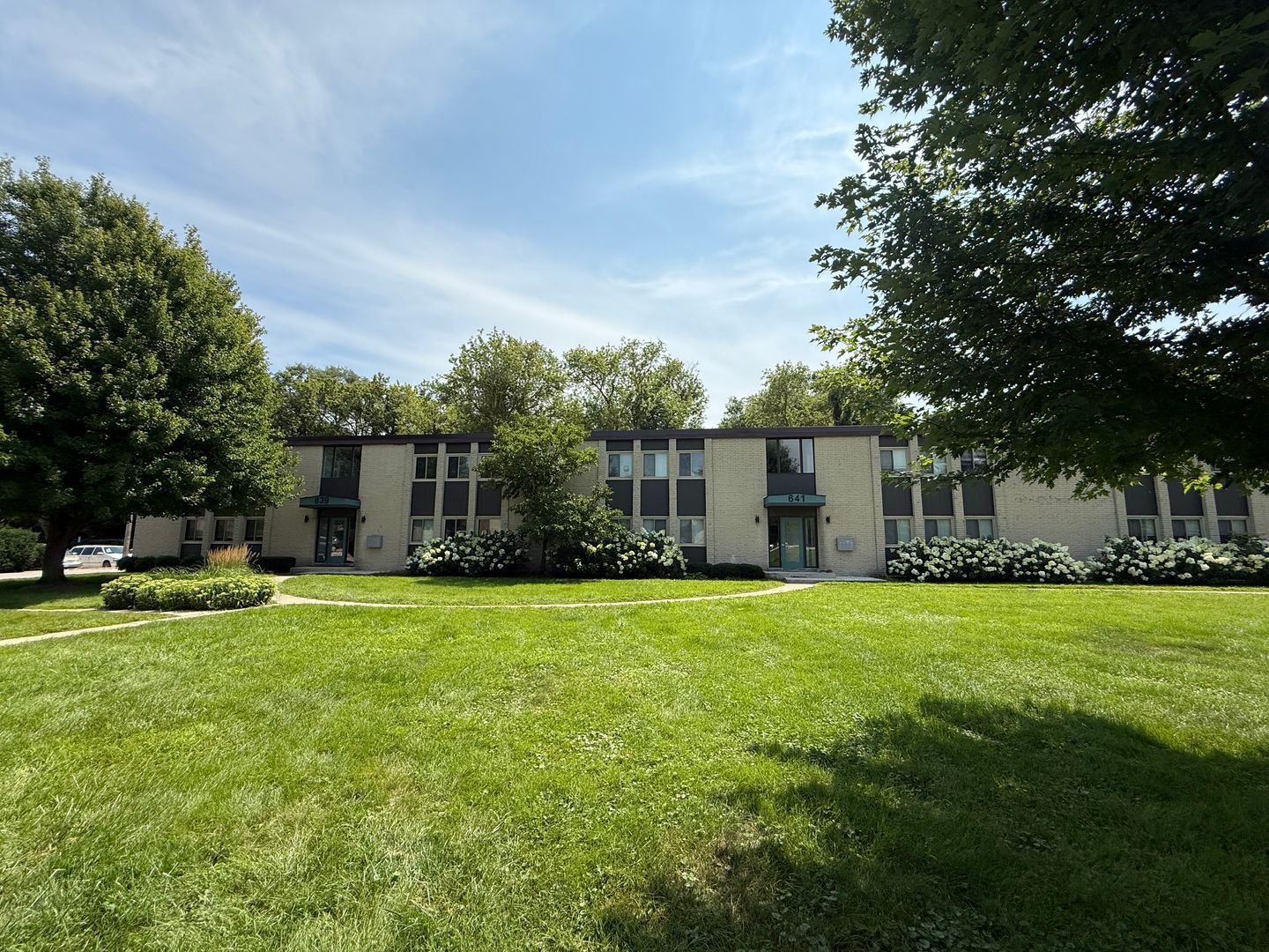 Libertyville Apartment: 633-651 W Park Ave