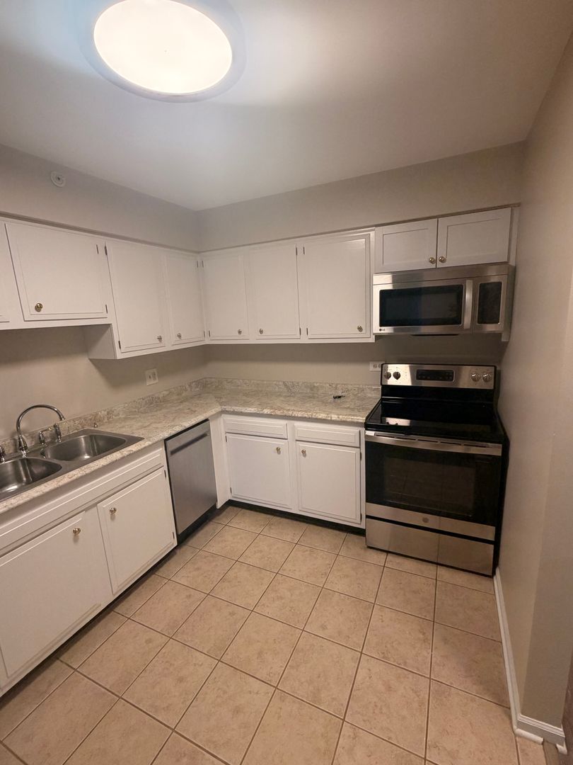 Clarendon Hills Apartment: 4 Walker Ave