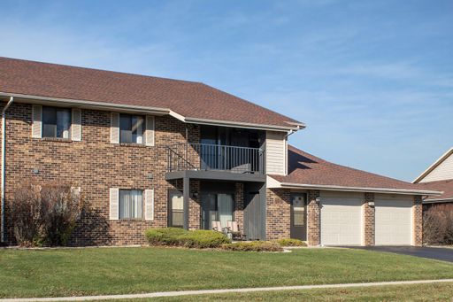 Spacious 2 Bed, 1 Bath Apartment at Cranberry Apartments – Kenosha, WI – photo 1