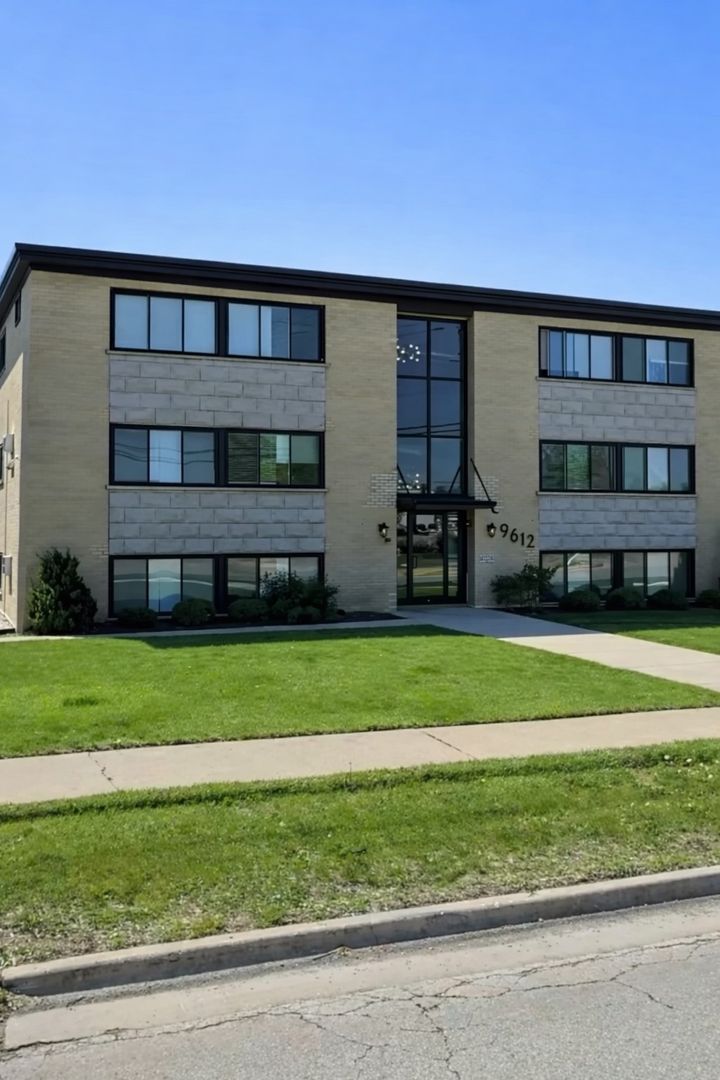 Des Plaines Apartment: 9612 N Greenwood Ave