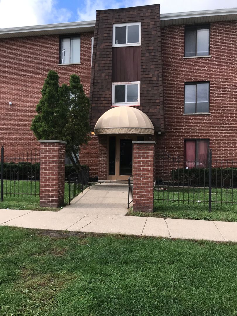 Chicago Ridge Apartment: 9700-02 Nottingham Ave