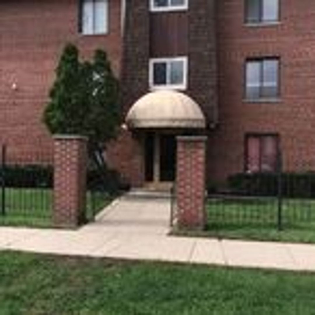Chicago Ridge Apartment: 9700-02 Nottingham Ave