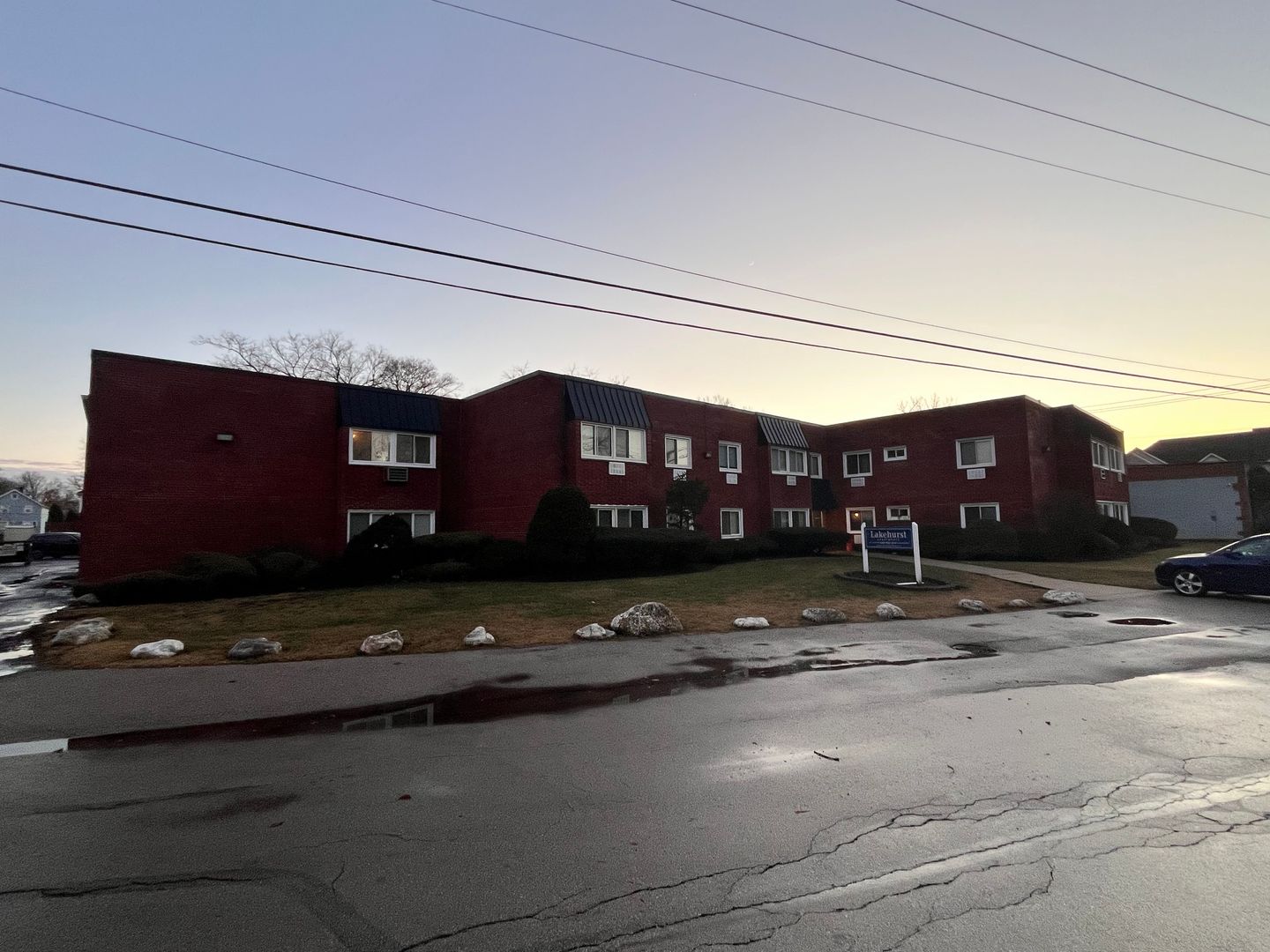 Elmhurst Apartment: 170 E Lake St