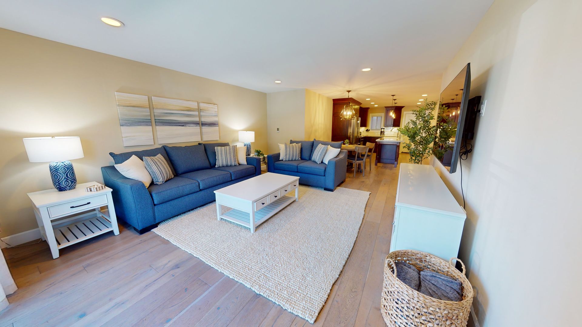 Cornonado Apartment: 935 D Ave