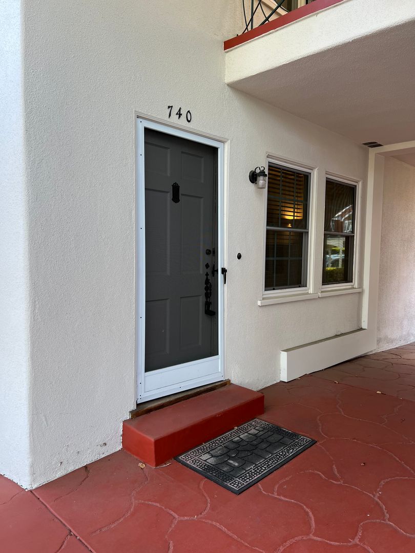 Coronado Apartment: 732-750 D Avenue
