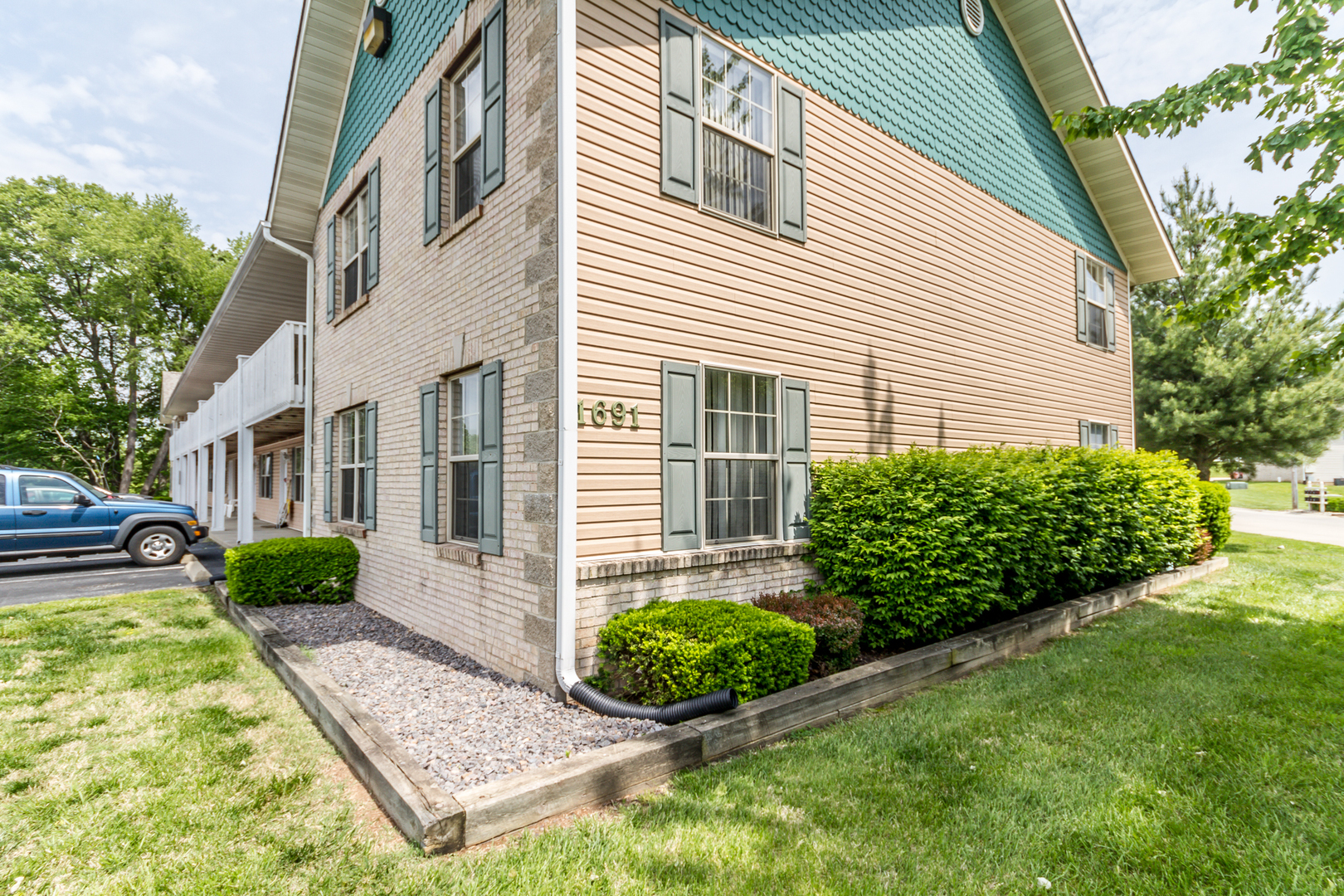 Belleville Apartment: 1671 Shadow Ridge Court