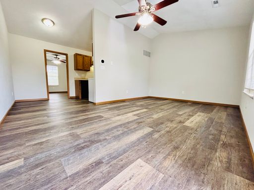 1 bedroom, 2nd floor unit with vaulted ceilings ad hard surface flooring – photo 1