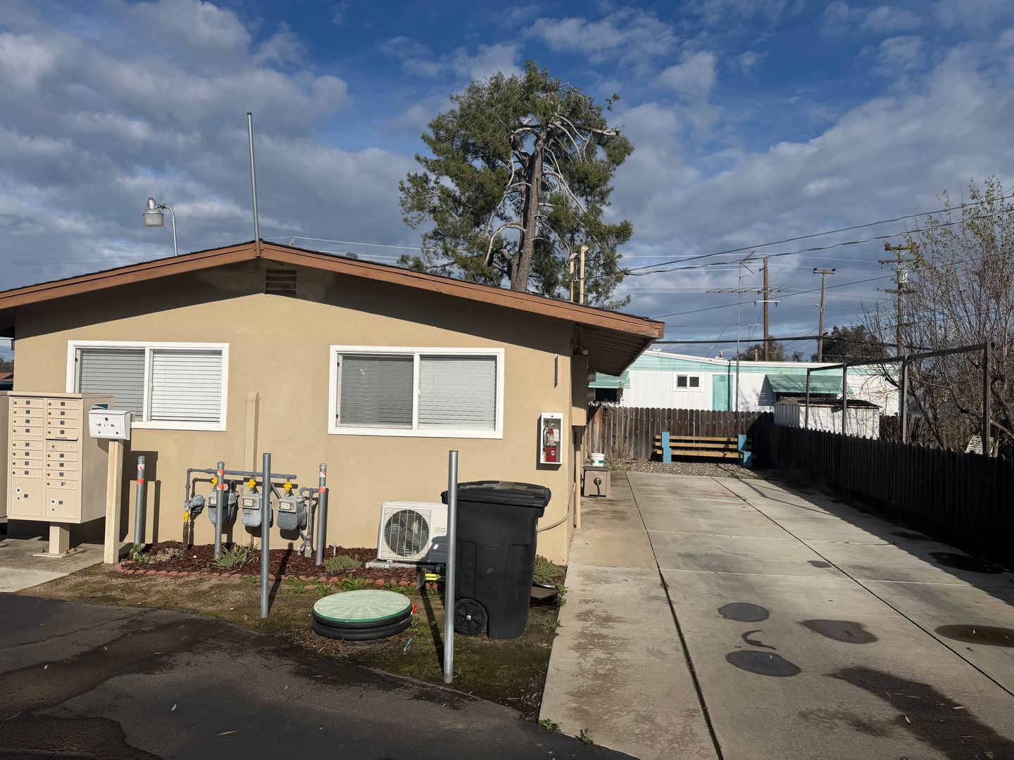 Oakdale Apartment: 1931 E F St