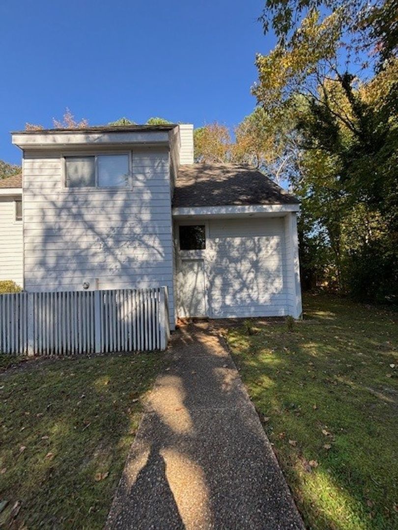 Williamsburg House: 124 Governor Berkeley Rd.