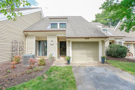 Lovely low maintenance Winster Fax condo on golf course in Kingsmill! – photo 1