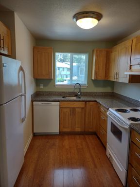 Upper Floor 2 Bedroom/1 Bath with A/C – photo 1