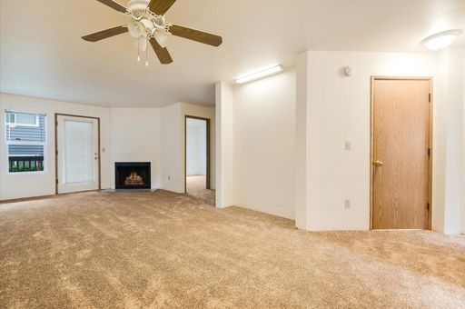One Month Free w/ immediate move-in. – photo 1
