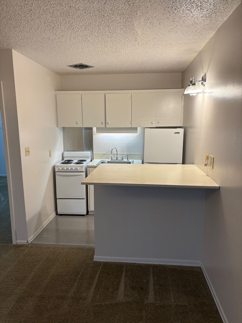 Portland Apartment: 5730 SE Center St.