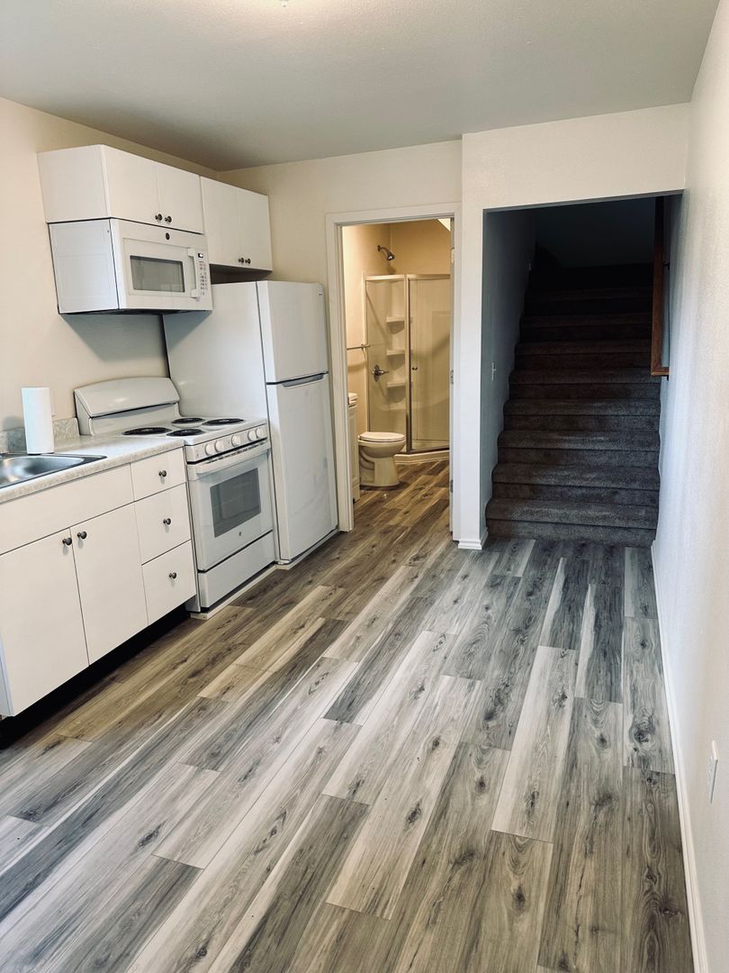 Dallas Apartment: 200 SE Uglow St.