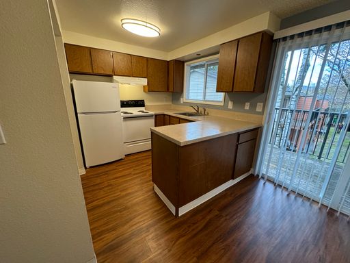 Ground Floor 2 Bed/1 Bath - Newly renovated - 1st month free w/13 month lease – photo 1