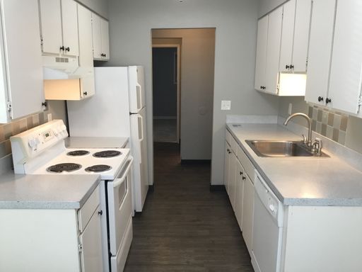 Comfortable 2-Bedroom Near Shops, Dining & Transit – photo 1