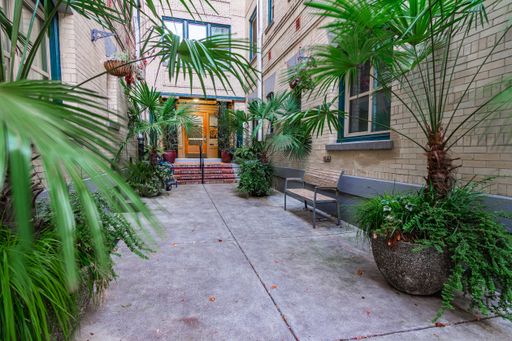 Spacious Studio apartment home in our beautiful vintage building – photo 1