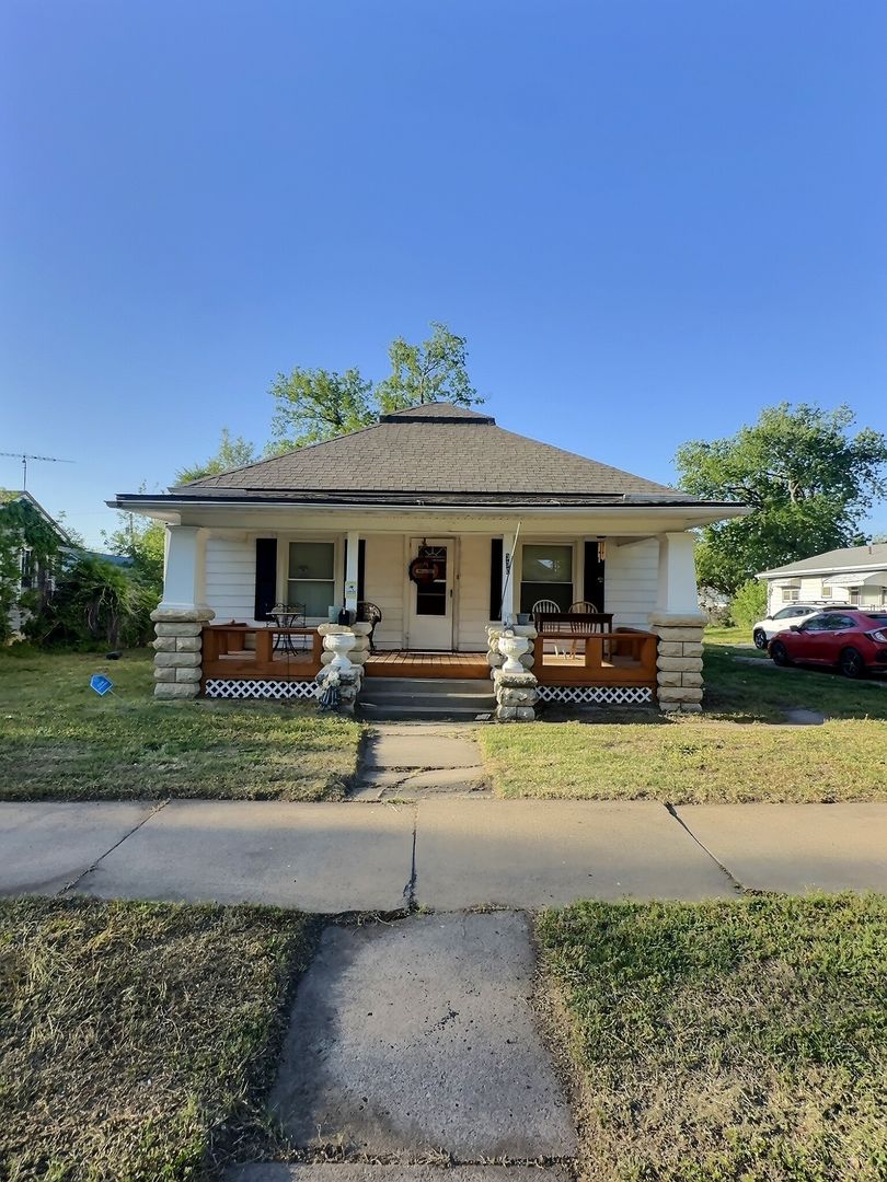 Junction City House: 330 W 4th St
