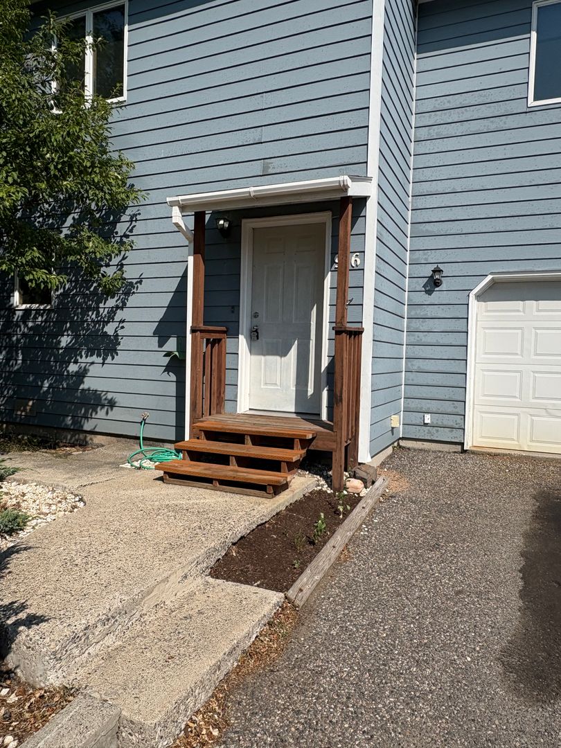 Belgrade Apartment: 916 Montana St.